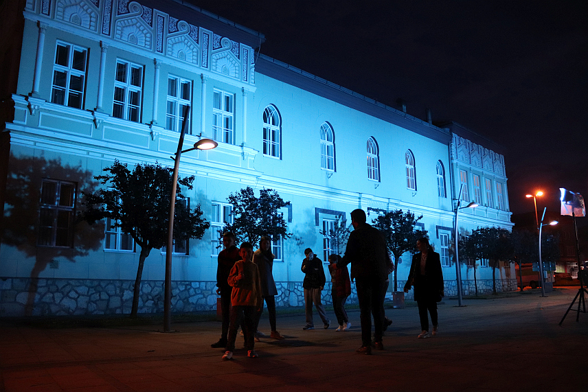 ДЕРВЕНТА, 2. АПРИЛА /СРНА/ - Народна библиотека "Бранко Радичевић" у Дервенти вечерас је освијетљена плавом бојом поводом обиљежавања Свјетског дана свјесности о аутизму.