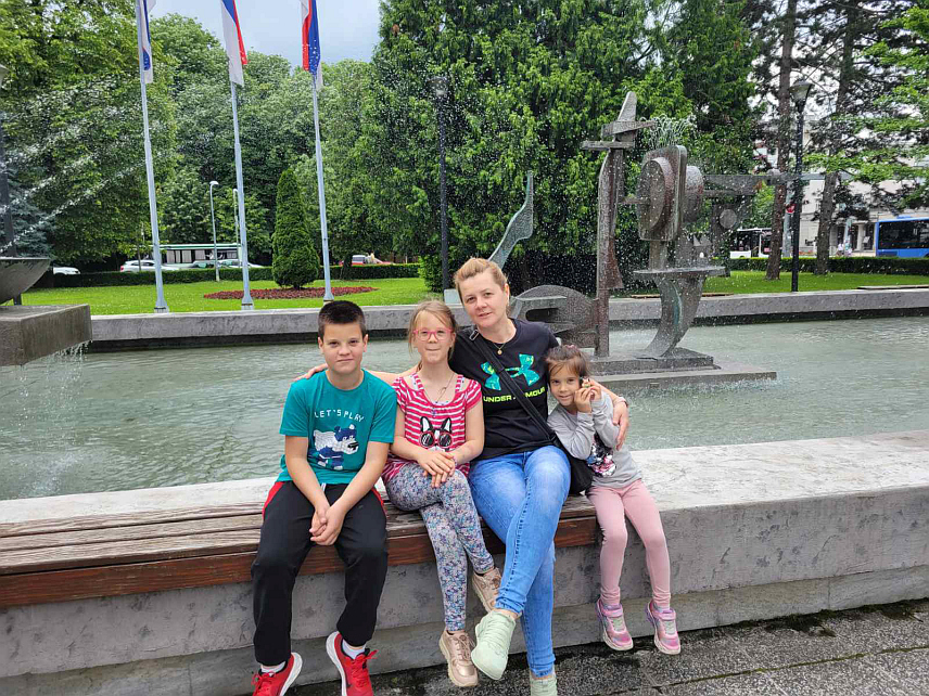 ПАЛЕ, 30. АПРИЛА /СРНА/ - Љиљана Калдешић рекла је да се њена породица послије 12 година из Канаде вратила у Републику Српску јер нису више били повољни услови за одгајање дјеце и препоручила свима који имају жељу да оду из своје земље прво добро размисле.