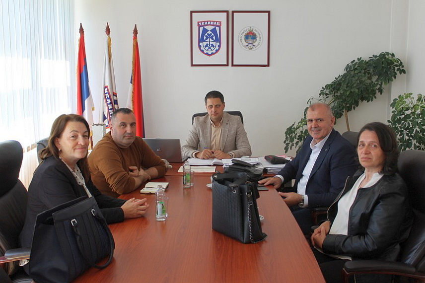 ЧЕЛИНАЦ, 30. АПРИЛА /СРНА/ - Предсједник Удружења родитеља са четворо и више дјеце "Четири плус" Републике Српске Миладин Готовац и начелник Челинца Владо Глигорић оцијенили су да је заједнички задатак свих да раде на демографској обнови и што бољој демографској слици Републике Српске.