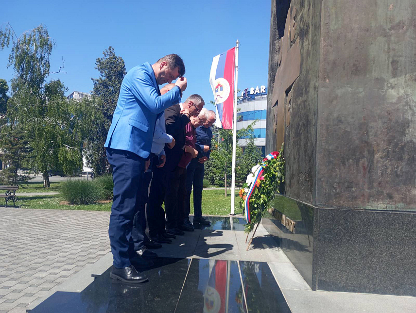 БРЧКО, 30. АПРИЛА /СРНА/ - Полагање вијенца код Споменика српским браниоцима Брчког.