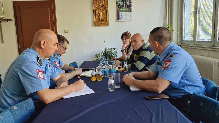 ПРИЈЕДОР, 30. АПРИЛА /СРНА/ - Полицијска управа Приједор одржала је данас састанак са представницима aктива директора приједорских основних и средњих школа с циљем дефинисања обавеза и надлежности у настојањима да завршетак школске године и прославе за матуранте протекну безбједно.