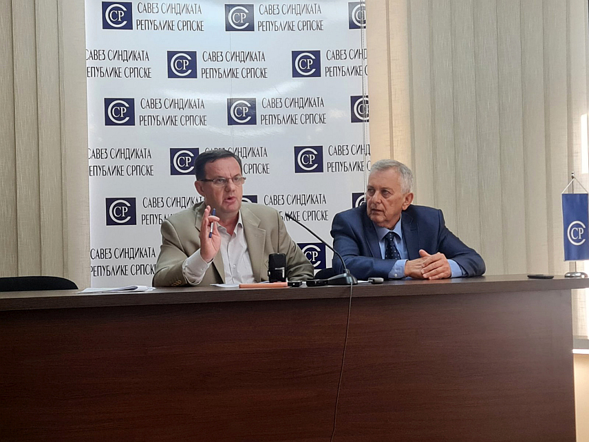 БАЊАЛУКА, 30. АПРИЛА /СРНА/ - Предсједник Синдиката текстила, коже и обуће Републике Српске Данко Ружичић и предсједник Синдиката трговине, угоститељства, туризма и услужних дјелатности Српске Горан Савановић.	
