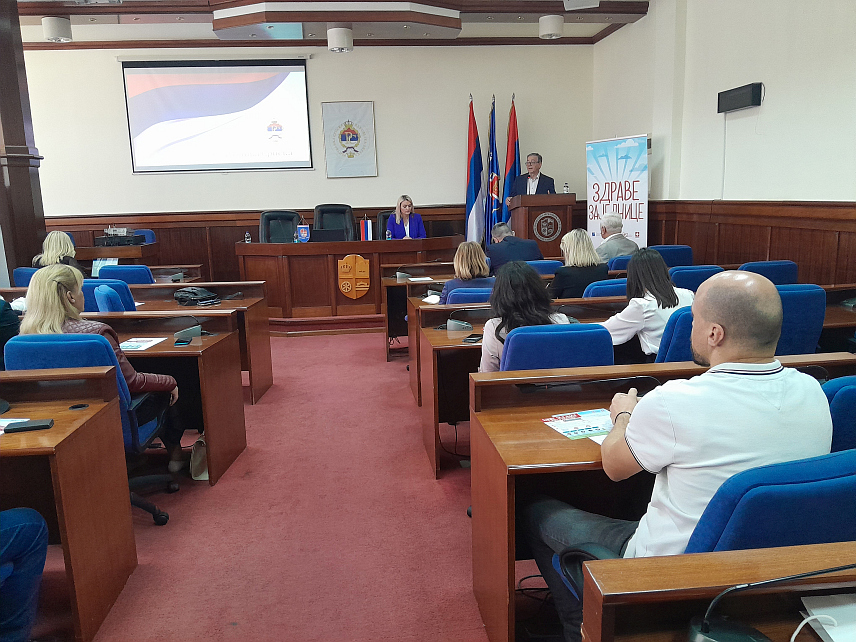 МРКОЊИЋ ГРАД, 30. АПРИЛА /СРНА/ - Пројекат "Здраве заједнице у БиХ", који ће бити спроведен у 11 општина у Републици Српској, реализује се с циљем успостављења центра за базичну физикалну рехабилитацију при домовима здравља, рекао је данас помоћник министра здравља и социјалне заштите Српске Милан Латиновић.