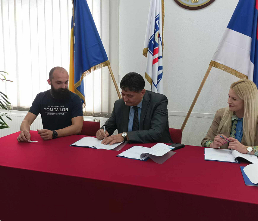 НОВИ ГРАД, 30. АПРИЛА /СРНА/ - У Новом Граду су данас потписани уговори за пет пројеката укупне вриједности 60.000 КМ у оквиру Програма подршке у развоју бизниса маргинализованих група.