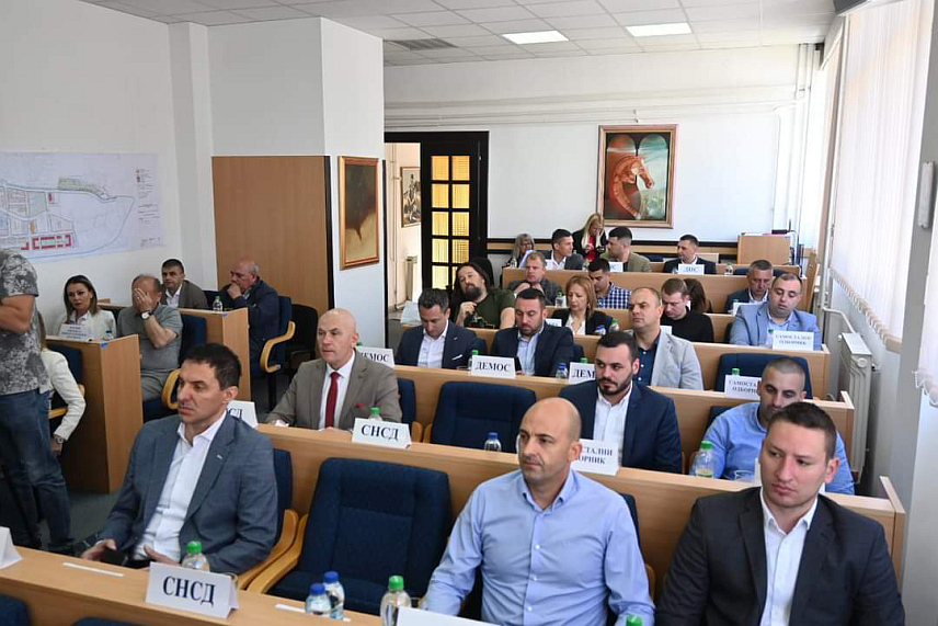 ПАЛЕ, 30. АПРИЛА /СРНА/ - Одборници Скупштине општине Пале усвојили су данас извјештај о раду начелника и општинске управе за прошлу годину, те одлуку о укључивању у трезорски систем пословања Дома здравља "Стана Томић".