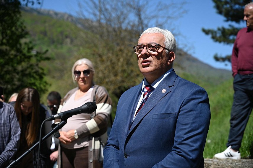 ПОДГОРИЦА, 30. АПРИЛА /СРНА/ - Предсједник Скупштине Црне Горе Андрија Мандић - одаје почаст убијеним у Мурину у НАТО бомбардовању.