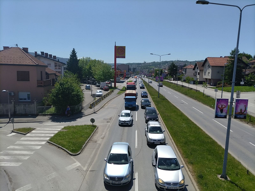 БАЊАЛУКА, 30. АПРИЛА /СРНА/ - У Бањалуци су велике гужве у саобраћају, а посебно на Западном транзиту гдје је формирана колона возила.