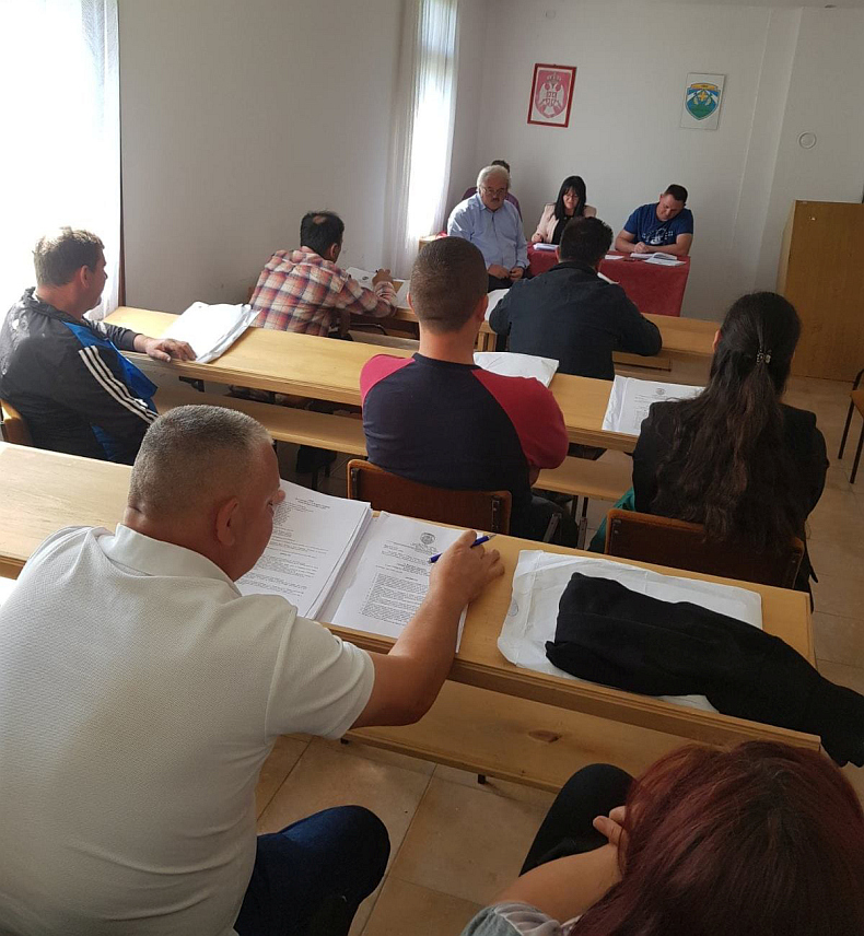 КРУПА НА УНИ, 30. АПРИЛА /СРНА/ - Сједница Скупштине општине Крупа на Уни.