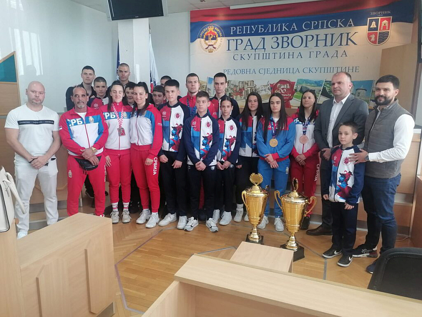 ЗВОРНИК, 30. АПРИЛА /СРНА/ - Конференција за новинаре чланова Боксерског клуба "Обилић ТРБ" из Зворника на којем су представљени успјеси Саре Ћирковић и Анђеле Бранковић на Европском првенству у Београду као и успјеси Анастасије Бошковић и Срђана Томића.