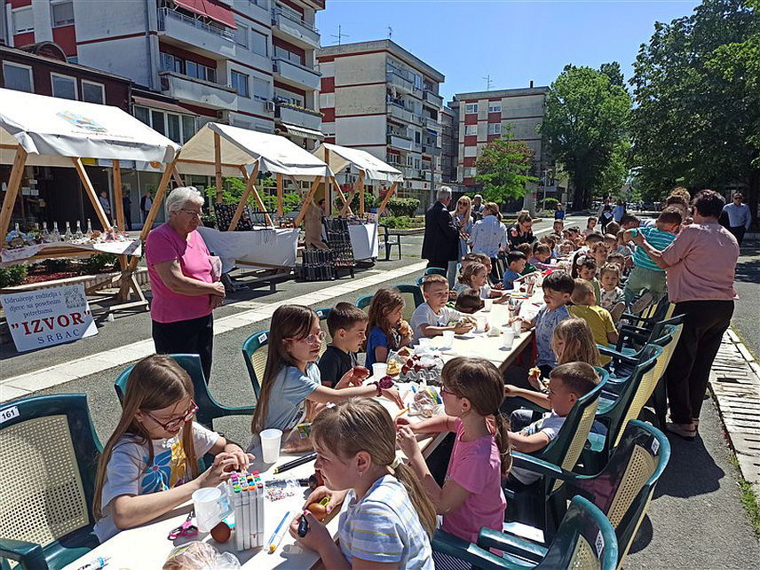 СРБАЦ, 30. АПРИЛА /СРБАЦ/ - На Градском тргу у Српцу данас је више од 200 дјеце из цијеле општине фарбало васкршња јаја у оквиру традиционалне манифестације "У сусрет Васкрсу".