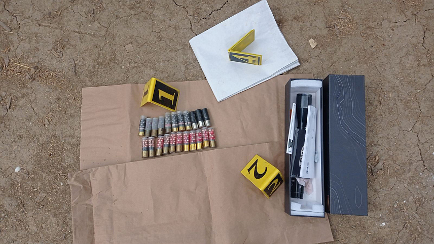 СРЕБРЕНИЦА, 3. АПРИЛА /СРНА/ - Полиција је ухапсила мушкарац са подручја Сребренице чији су иницијали Ж.Б. осумњиченог за насиље у породици, а током претреса његове куће и помоћних објеката пронађено је оружје и већа количина муниције.