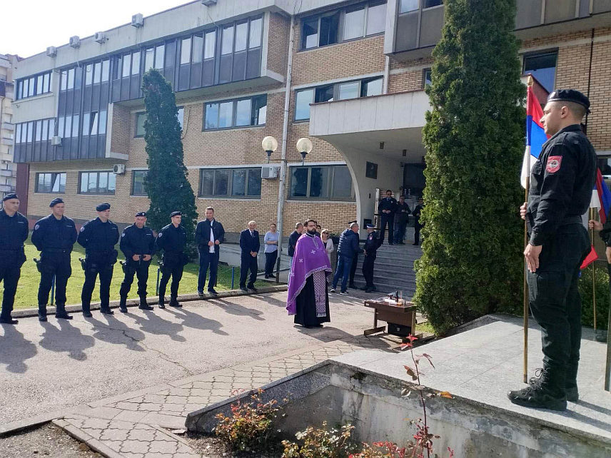 БИЈЕЉИНА, 3. АПРИЛА /СРНА/ -Полицијска управа Бијељина обиљежила је Дан полиције Српске, а тим поводом служен је парастос и одата почаст свим погинулим припадницима полиције, док су на спомен-обиљежје испред зграде Управе положени вијенци и цвијеће.