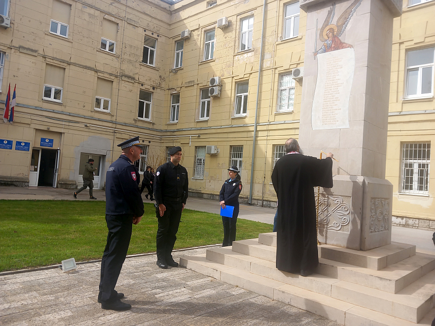 TРЕБИЊЕ, 3. АПРИЛА /СРНА/ - Служењем парастоса погинулим припадницима Центра јавне безбједности Tребиње и полагањем цвијећа код спомен-обиљежја, Полицијска управа у овом граду обиљежила је 4. април - Дан полиције Републике Српске.