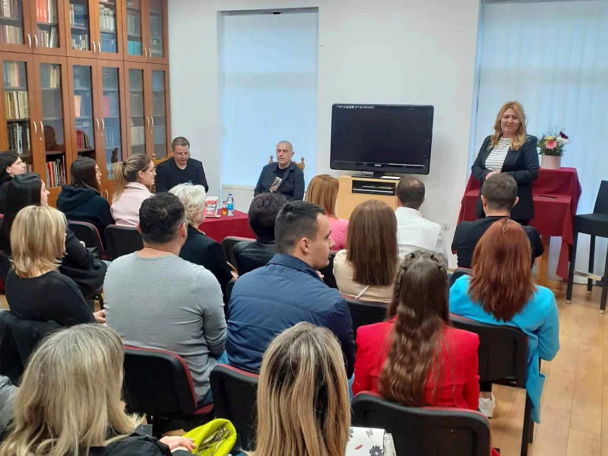КОЗАРСКА ДУБИЦА, 3. АПРИЛА /СРНА/ - Добитник НИН-ове награде за роман "Послије забаве" Стево Грабовац на промоцији у Козарској Дубици.
