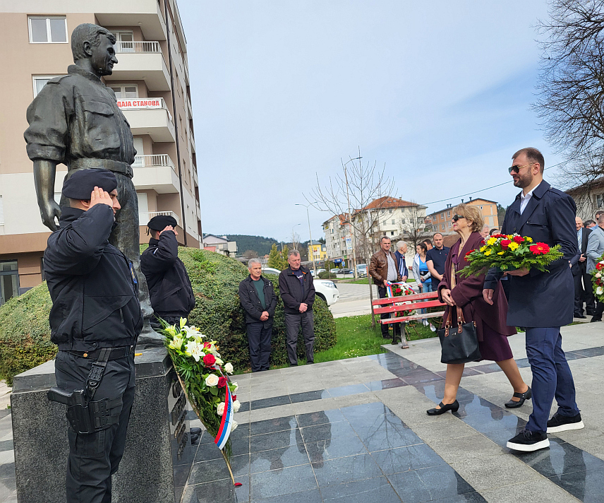 ПАЛЕ, 3. АПРИЛА /СРНА/ - Код централног спомен-обиљежја на Палама данас је служен парастос и положени вијенци за 136 погинулих припадника Полицијске управе Источно Сарајево, поводом 4. априла, Дана полиције Републике Српске.