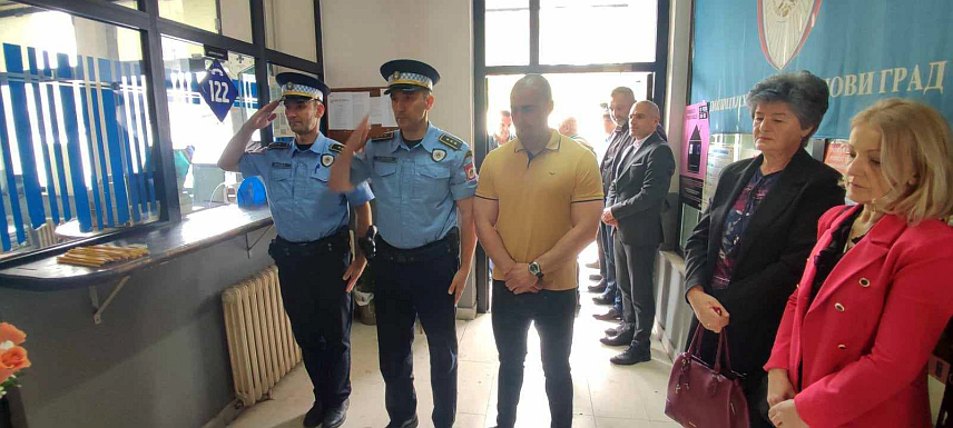 НОВИ ГРАД, 3. АПРИЛА /СРНА/ - Поводом Дана полиције Републике Српске данас су у Полицијској станици Нови Град положени вијенци и цвијеће код спомен- плоче за двојицу припадника Министарства унитрашњих послова Републике Српске погинулих у минулом рату.	

