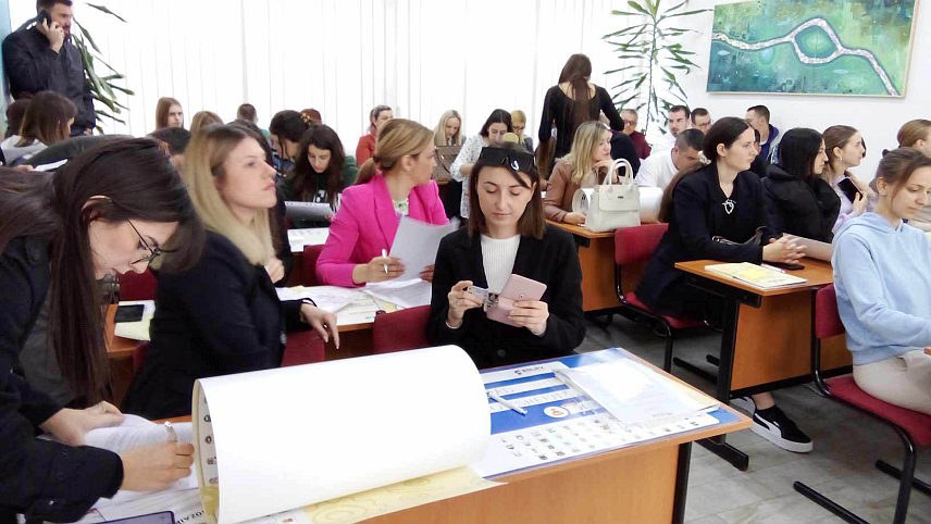 НОВИ ГРАД, 3. АПРИЛА /СРНА/ - Уговори за 30 пројеката младих укупне вриједности 76.666 КМ потписани су данас у Новом Граду у оквиру програма Омладинске банке.