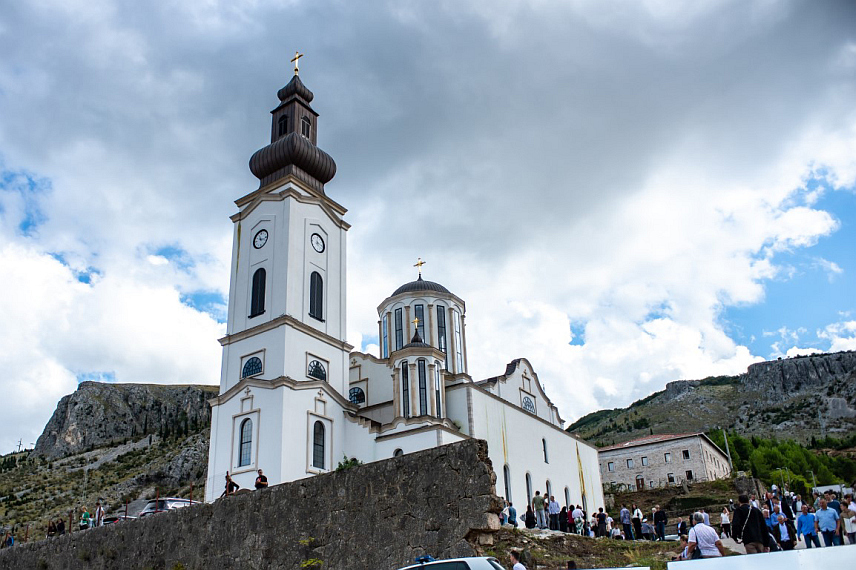 МОСTАР, 3. АПРИЛА /СРНА/ - Радови на обнови Саборне цркве Свете Тројице у Мостару биће настављени половином априла захваљујући средствима које је обезбиједио предсједник Републике Српске Милорад Додик.	
