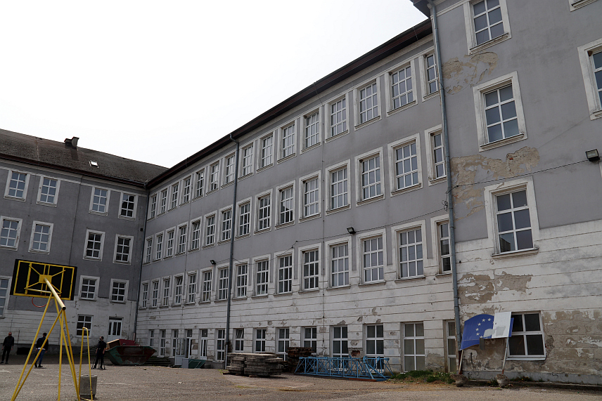 ДЕРВЕНТА, 3. АПРИЛА/СРНА/- У Дервенти је данас увођењем извођача радова у посао озваничен почетак реконструкције објекта Основне школе "Никола Тесла", за чије радове је Влада Републике Српске обезбиједила средства.