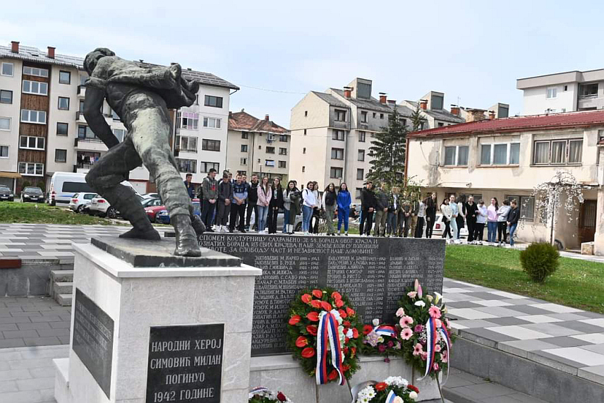 ПАЛЕ, 3. АПРИЛА /СРНА/ - На Палама су данас положени вијенци на споменик борцима погинулим у Другом свјетском рату и откривена спомен-биста народног хероја Митра Минића, чиме је обиљежен 3. април - Дан ослобођења ове општине у Другом свјетском рату.
