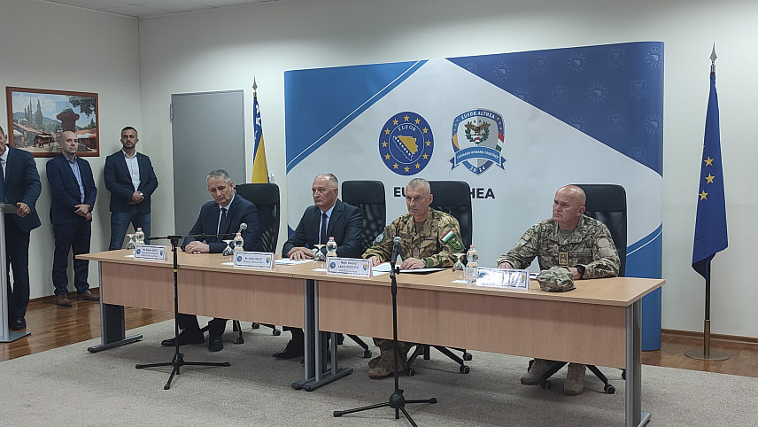 САРАЈЕВО, 3. АПРИЛА /СРНА/ - Командант Еуфора у БиХ Ласло Штиц и министар одбране у Савјету министара Зукан Хелез на конференцији за новинаре у Сарајеву.