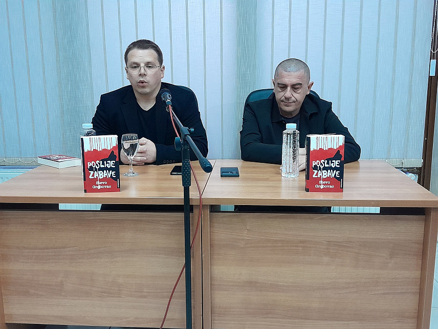 МРКОЊИЋ ГРАД, 3. АПРИЛА /СРНА/ - Промоција романа "Послије забаве", књижевника Стеве Грабовца и добитника НИН-ове награде у Народној библиотеци у Мркоњић Граду.