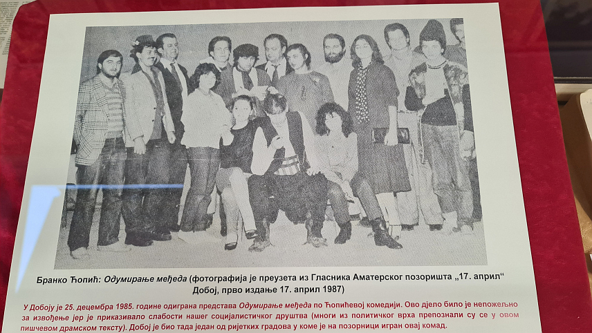 ДОБОЈ, 3. АПРИЛА /СРНА/ - У Народној библиотеци у Добоју вечерас је отворена изложба "Ћопићево роњење испод сјенки" поводом 40 година од трагичне смрти српског књижевника Бранка Ћопића, једног од најчитанијих српских писаца.