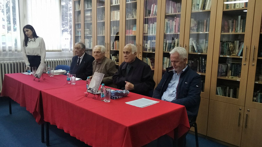 ИСТОЧНО САРАЈЕВО, 3. АПРИЛА /СРНА/ - У Источном Новом Сарајеву промовисана је књига академика Мирка Шошића "Живот у рату /Доктори у рату/", која говори о рату из угла болесника које је лијечио у том периоду и о његовом противљењу рату.