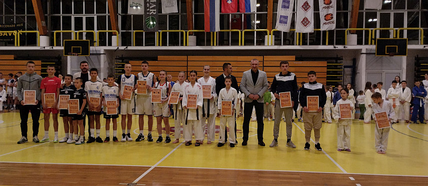 МИЛИЋИ, 3. АПРИЛА /СРНА/ - Четрнаестогодишња Анђела Станковић, чланица Карате клуба "Заншин" и тринаестогодиши Дејан Ерић из Кошаркашког клуба "Милићи" проглашени су за најбоље спортисте у општини Милићи у 2023. години.