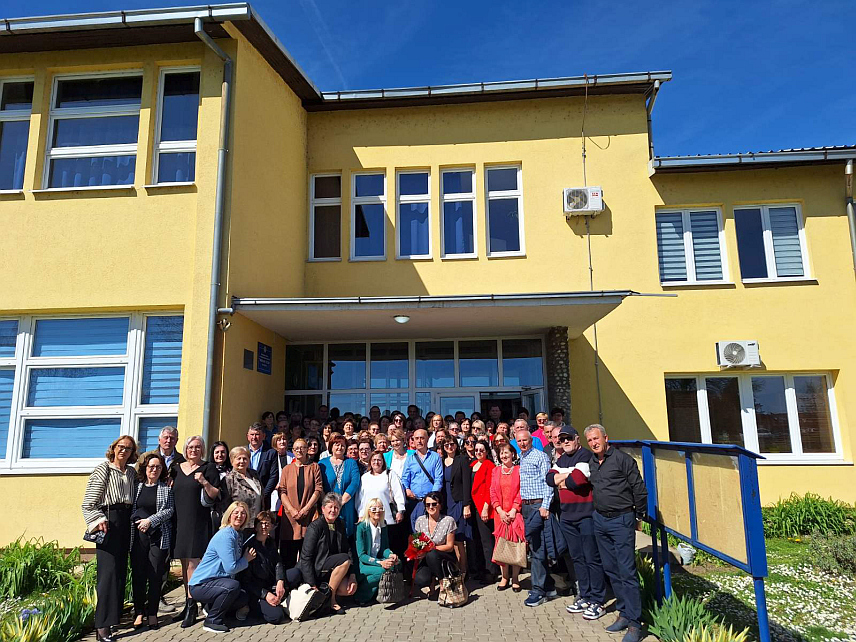 ШАМАЦ, 3. АПРИЛА /СРНА/ - Средњошколски центар "Никола Tесла", раније Школски центар Босански Шамац, поново је угостио своје некадашње професоре и ученике, од којих су неки већ пензионери.