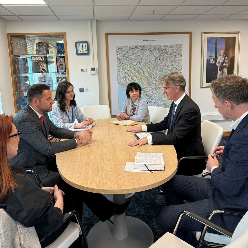 САРАЈЕВО, 3. АПРИЛА /СРНА/ - Амбасадор Велике Британије у БиХ Џулијан Рајли у разговору са директором ИДДЕЕА Алмиром Бадњевићем.