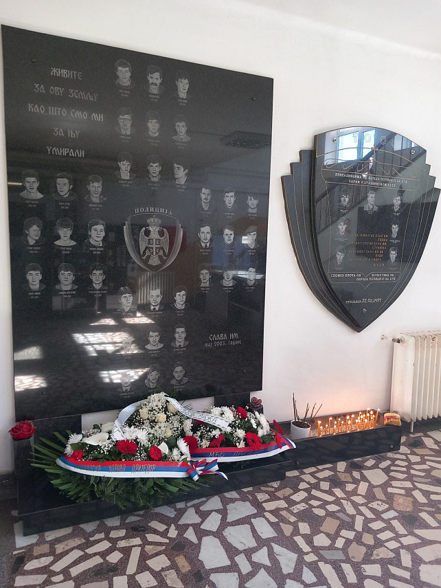 ПРИЈЕДОР, 4. АПРИЛА /СРНА/ - У Цркви Свете Тројице у Приједору данас је поводом Дана полиције Републике Српске служен парастос, а у просторијама Полицијске управе положено цвијеће и прислужене свијеће испред спомен-плоче погинулим полицајцима у Одбрамбено-отаџбинском рату.