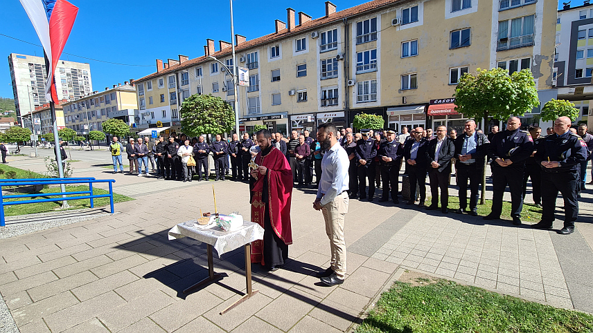 ДОБОЈ, 4. АПРИЛА /СРНА/ - Припадници Полицијске управе Добој одали су данас, поводом 4. априла - Дана Полиције Републике Српске, почаст за 127 погинулих припадника ове управе у Одбрамбено-отаџбинском рату.