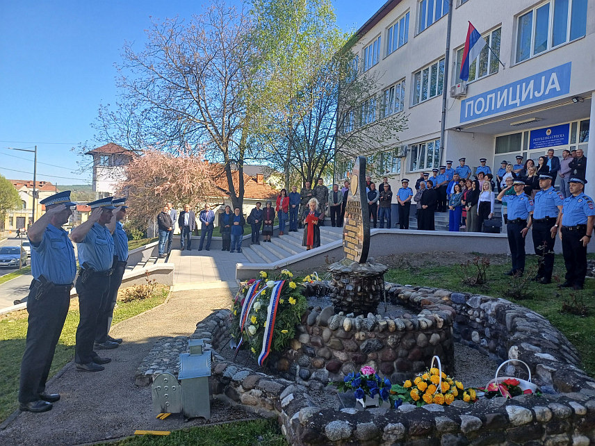 ДЕРВЕНТА, 4. АПРИЛА /СРНА/ - У Дервенти је поводом 4. априла - Дана полиције Републике Српске служен помен за 10 погинулих полицајаца у Одбрамбено-отаџбинском рату и полагањем вијенаца на спомен-обиљежје испред Полицијске станице.