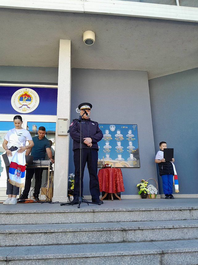 БРОД, 4. АПРИЛА /СРНА/ - У Броду је служењем молитвеног помена, полагањем вијенаца и паљењем свијећа испред спомен- плоче код зграде Полицијске станице, одана почаст дванаесторици полицајаца погинулих у протеклом рату и обиљежен Дан полиције Републике Српске и 32. година постојања МУП-а Републике Српске.