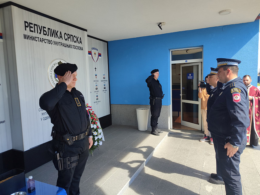 ГРАДИШКА, 4. АПРИЛА /СРНА/ - Поводом Дана полиције Републике Српске, 4. априла, данас је служен помен и положени вијенци и цвијеће на спомен-плочу припадницима Полицијске управе Градишка погинулим у Одбрамбено-отаџбинском рату.