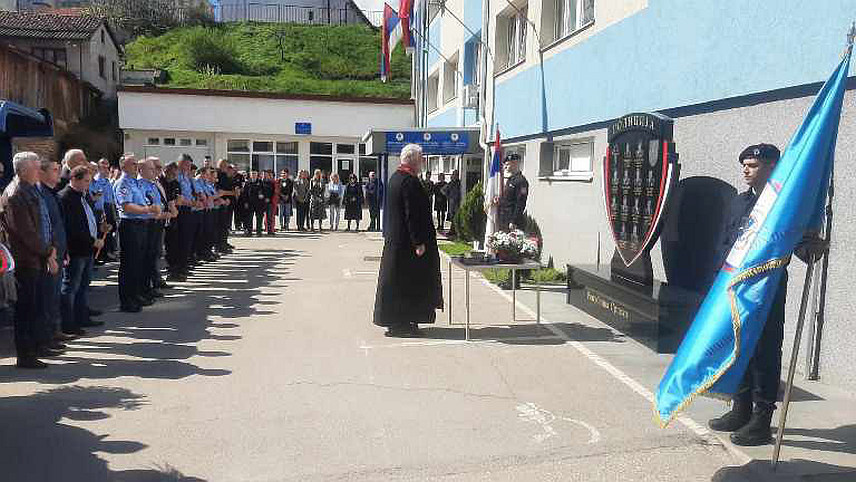 ФОЧА, 4.АПРИЛА /СРНА/ - Молитвеним сјећањем на погинуле полицајце, те дружењем са својим пензионисаним службеницима, Полицијска управа Фоча завршила је данас вишедневне активности поводом обиљежавања Дана полиције Републике Српске.	

