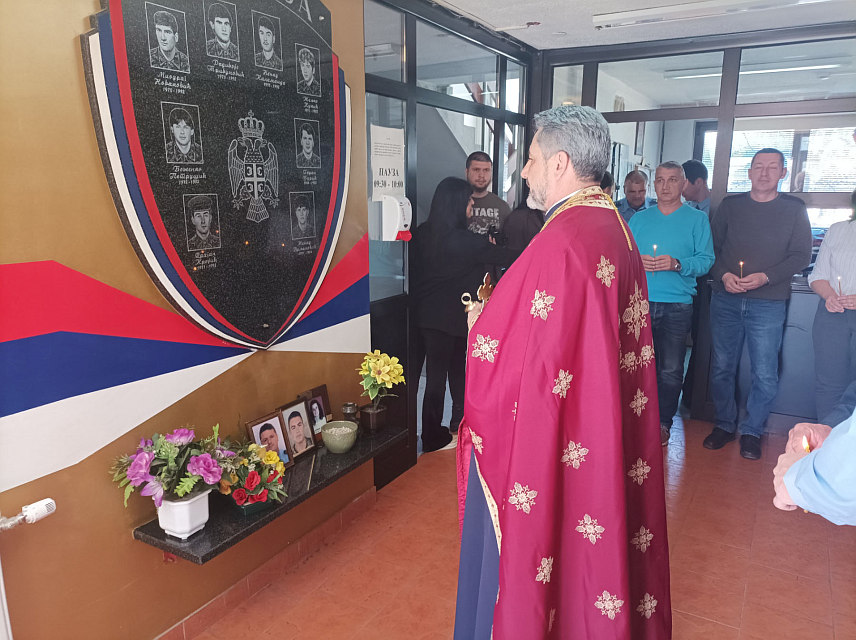 КОТОР ВАРОШ, 4. АПРИЛА /СРНА/ - Припадници которварошке Полицијске станице су поводом Дана полиције - 4. априла и 32 године постојања Министарства унутрашњих послова /МУП/ Републике Српске одали помен за осам погинулих припадника Станице јавне безбједности Котор Варош.