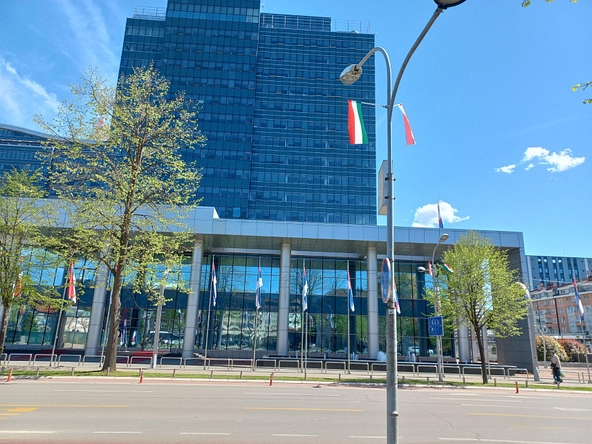 БАЊАЛУКА, 4. АПРИЛА /СРНА/ - Бањалучке улице украшене су заставама Републике Српске и Мађарске у част посјете мађарских званичника Српској.