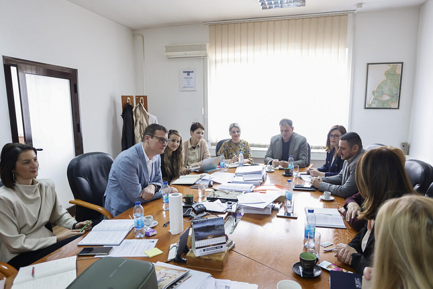 ИСТОЧНО САРАЈЕВО, 4. АПРИЛА /СРНА/ - Начелник општине Источна Илиџа Маринко Божовић јуче је одржао састанак са представницима Привредне коморе Републике Српске, Подручне привредне коморе Источно Сарајево и евалуаторима програма.