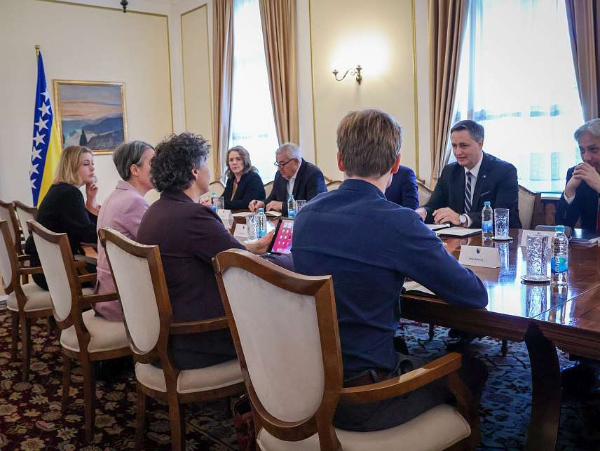 САРАЈЕВО, 4. АПРИЛА /СРНА/ - Предсједавајући Предсједништва БиХ Денис Бећировић и члан Европског парламента из Клуба посланика Зелених Тинеке Стрик разговарали су данас у Сарајеву о даљим корацима у преговарачком процесу БиХ са ЕУ, након што су отворени приступни преговори са Унијом.