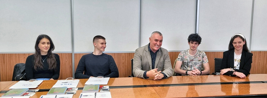 ИСТОЧНО САРАЈЕВО, 4. АПРИЛА /СРНА/ - Руководство Електротехничког факултета /ЕТФ/ Универзитета у Источном Сарајеву уприличило је данас пријем за ученике Средње школе "28. јуни" из Источног Новог Сарајева који су освојили шесто мјесто на такмичењу компаније "М:тел ап" за избор најбоље апликације за мобилне уређаје у БиХ, те им уручили пригодне поклоне.