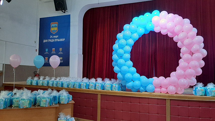 ПРЊАВОР, 4. АПРИЛА /СРНА/ - Град Прњавор данас је уприличио пријем за родитеље 73 новорођенчета којима је уручено по 500 КМ и пригодан поклон за бебе.