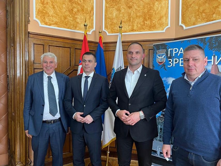 БЕОГРАД, 4. АПРИЛА /СРНА/ - Министар без портфеља Владе Србије задужен за односе са дијаспором Ђорђе Милићевић разговарао је у Зрењанину са градоначелником тог града Симом Салапуром о пројекту љетних кампова, који се у Србији организују за српску дјецу из дијаспоре и региона.