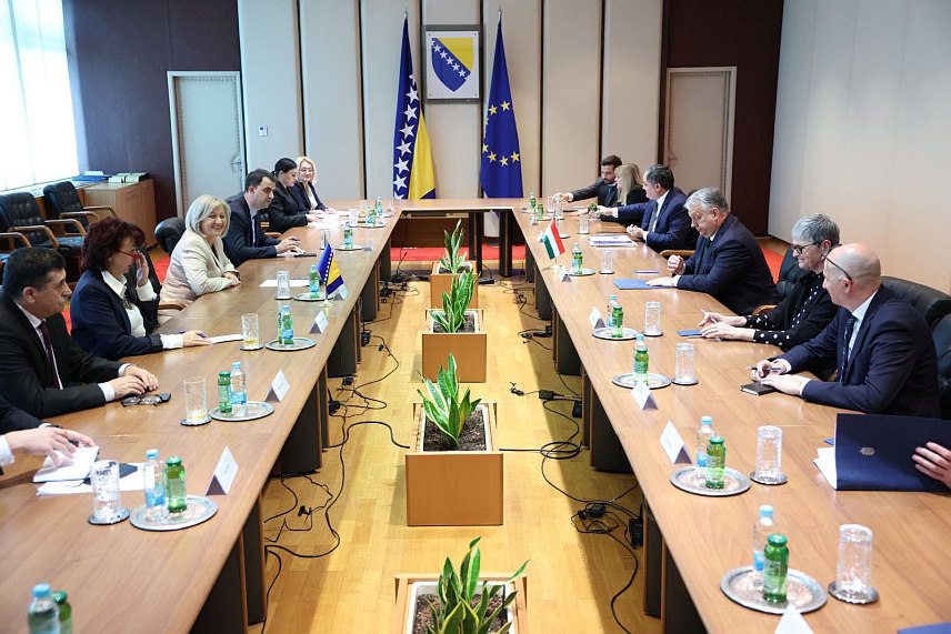 САРАЈЕВО, 4. АПРИЛА /СРНА/ - Премијер Мађарске Виктор Орбан састао се данас са предсједавајућом Савјета министара Борјаном Кришто у Сарајеву.