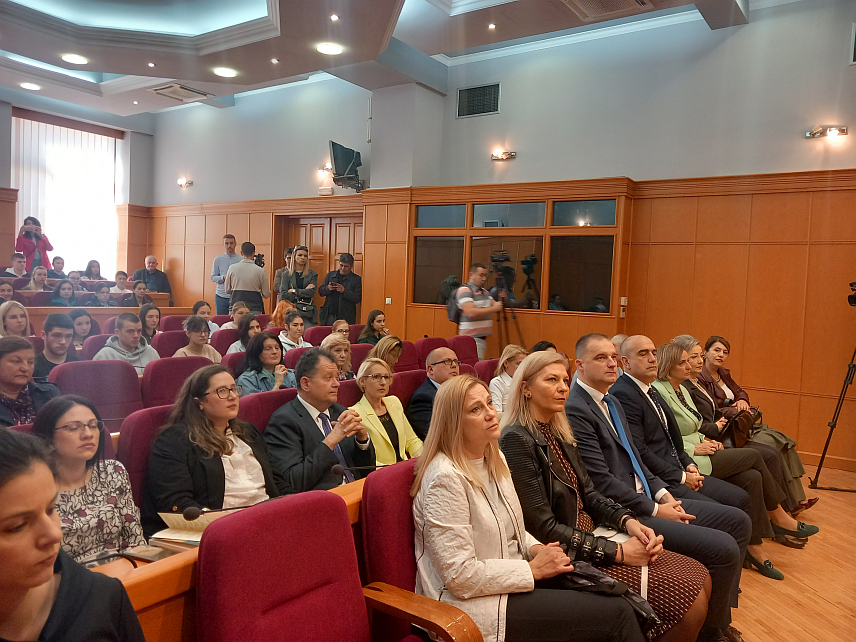 TРЕБИЊЕ, 5. АПРИЛА /СРНА/ - Научним скупом "Поезија и поетичка мисао Новице Tадића" у Tребињу је данас почела културна манифестација "Дучићев дан" посвећена великом српском пјеснику Јовану Дучићу.