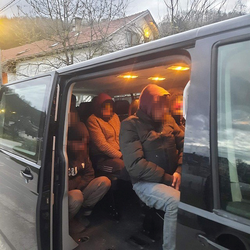 САРАЈЕВО, 5. АПРИЛА /СРНА/ - Држављанин БиХ чији су иницијали М.Ф. ухапшен је на граничном прелазу Хум након што је откривен у кријумчарењу 11 особа афроазијског поријекла, саопштено је из Граничне полиције БиХ.