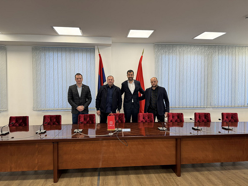 БРАТУНАЦ, 5. АПРИЛА /СРНА/ - Предсједници Општинског одбора СПС-а и НДП-а из Братунца, те три одборника локалног парламента данас су приступили СНСД-у.