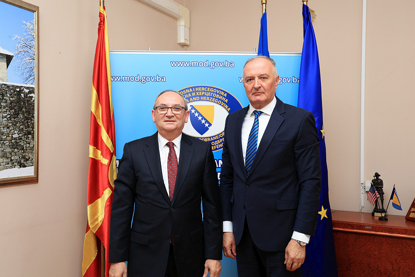 САРАЈЕВО, 5. АПРИЛА /СРНА/ - Министар одбране у Савјету министара Зукан Хелез разговарао је данас у Сарајеву са амбасадором Сјеверне Македноје у БиХ Јакупом Реџепијем.