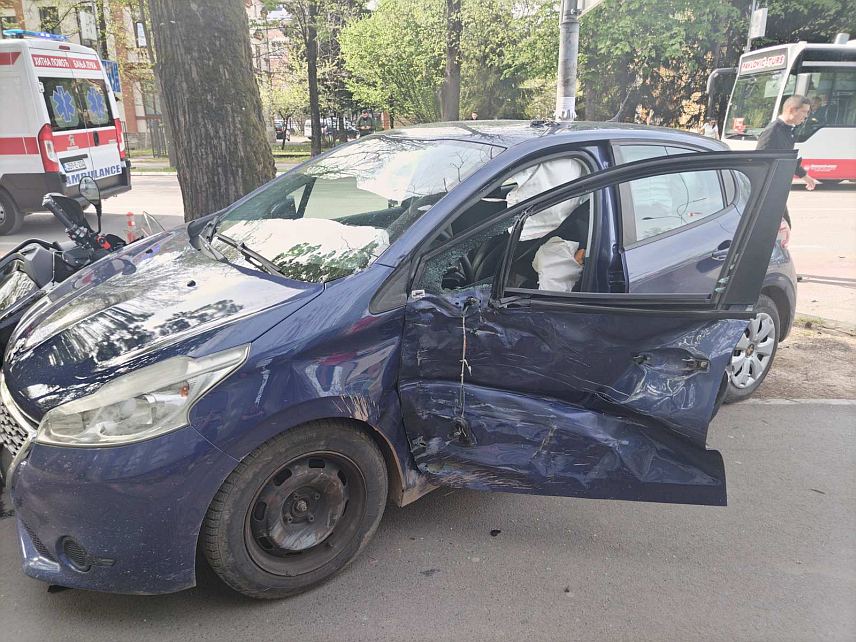 БАЊАЛУКА, 5. АПРИЛА /СРНА/ - Возач мотоцикла повријеђен је данас у судару са аутомобилом у Бањалуци. Саобраћајна незгода догодила се код зграде Владе у Бањалуци када су се сударили аутомобил "пежо" којим је управљала жена и мотоциклиста.